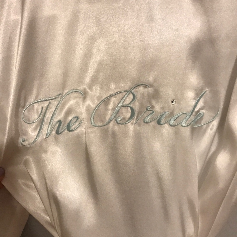 BRIDE ROBE - Picture 3 of 5